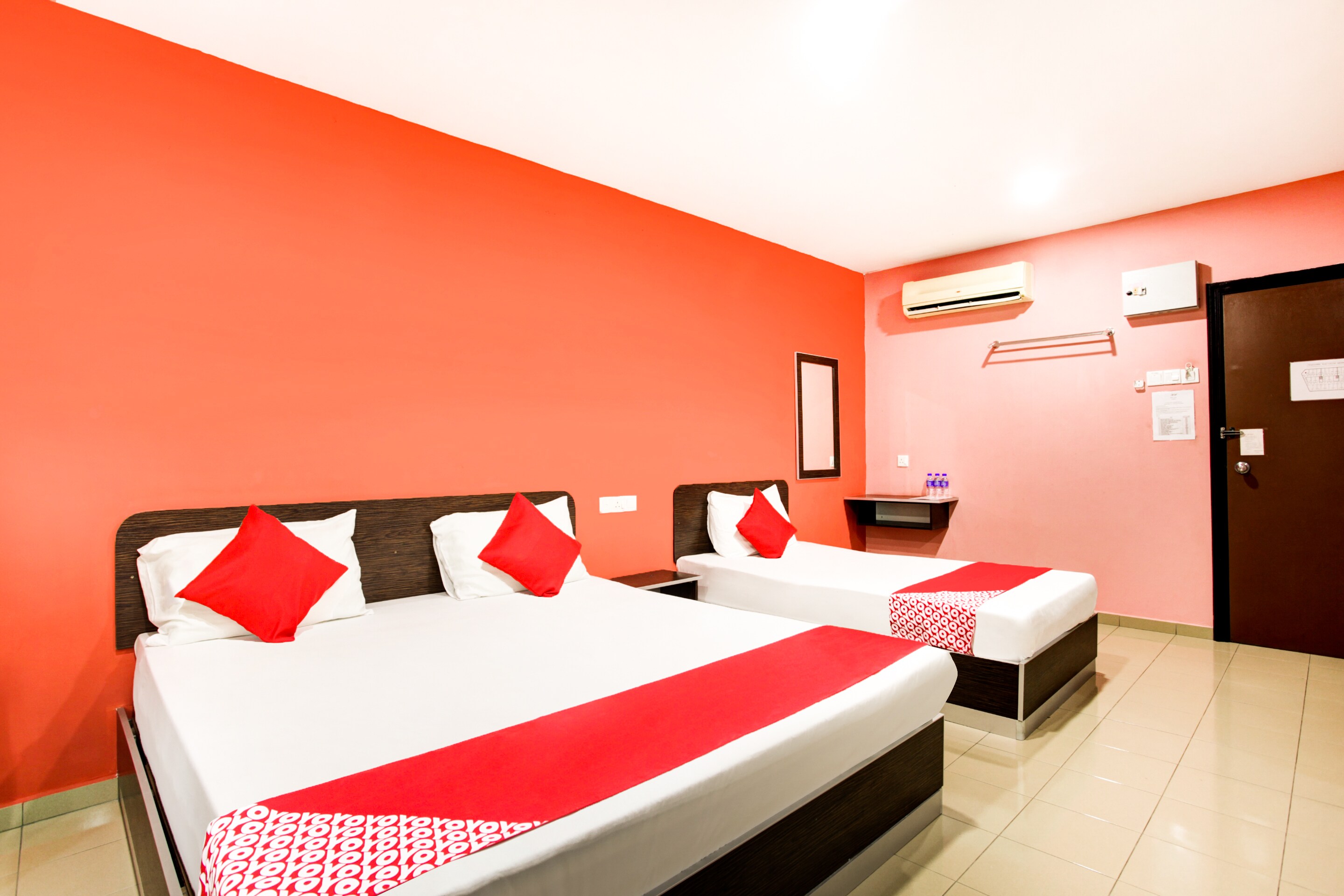 OYO 89539 Hotel Siswa - Tap to explore photos