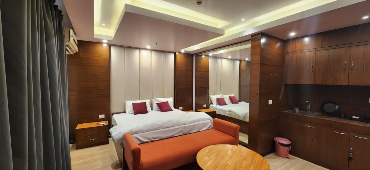 Hotel Money - Tap to explore photos