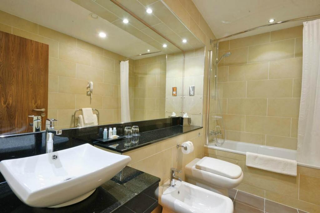 Rox Hotel Aberdeen by Compass Hospitality - Tap to explore photos