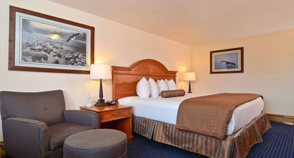 Best Western Valdez Harbor Inn Room Type - 1 Queen Bed, Mobility Accessible, Roll In Shower, Non-Smoking, Full Breakfast Best Western Valdez Harbor Inn Room Type - 1 Queen Bed, Mobility Accessible, Roll In Shower, Non-Smoking, Full Breakfast
