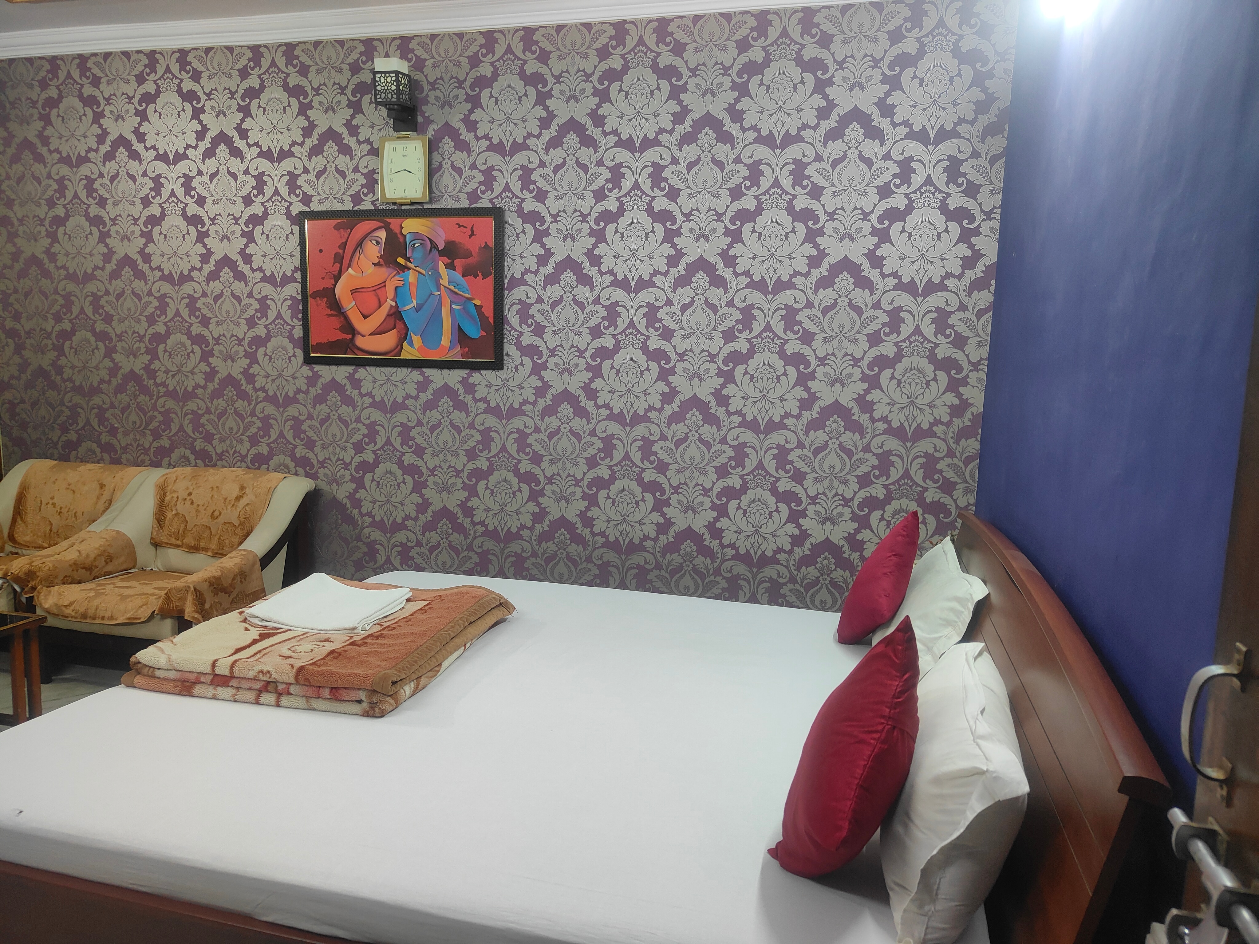 Sai Deep Guest House - Tap to explore photos