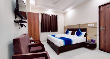 Perfectstayz Value Dwarkesh near Haridwar Railway Station Room Type - Super Deluxe Room with Room Heater and Tea Cattle