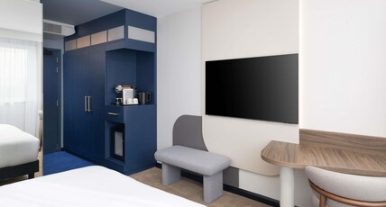 Mercure London Earls Court Room Type - Deluxe Privilege Room with 1 King Bed, Rainfall Shower and City View Mercure London Earls Court Room Type - Deluxe Privilege Room with 1 King Bed, Rainfall Shower and City View