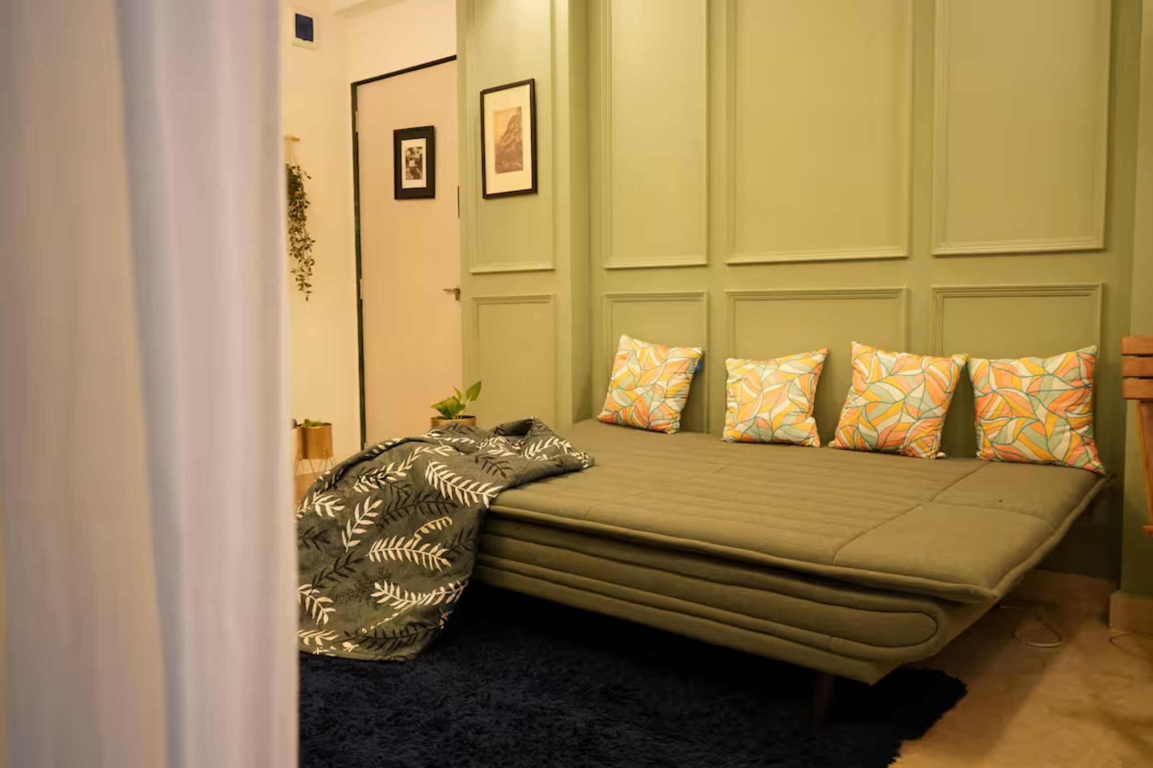 Bonjour Bandra: Cozy & Chic Retreat Off Carter Rd - Tap to explore photos