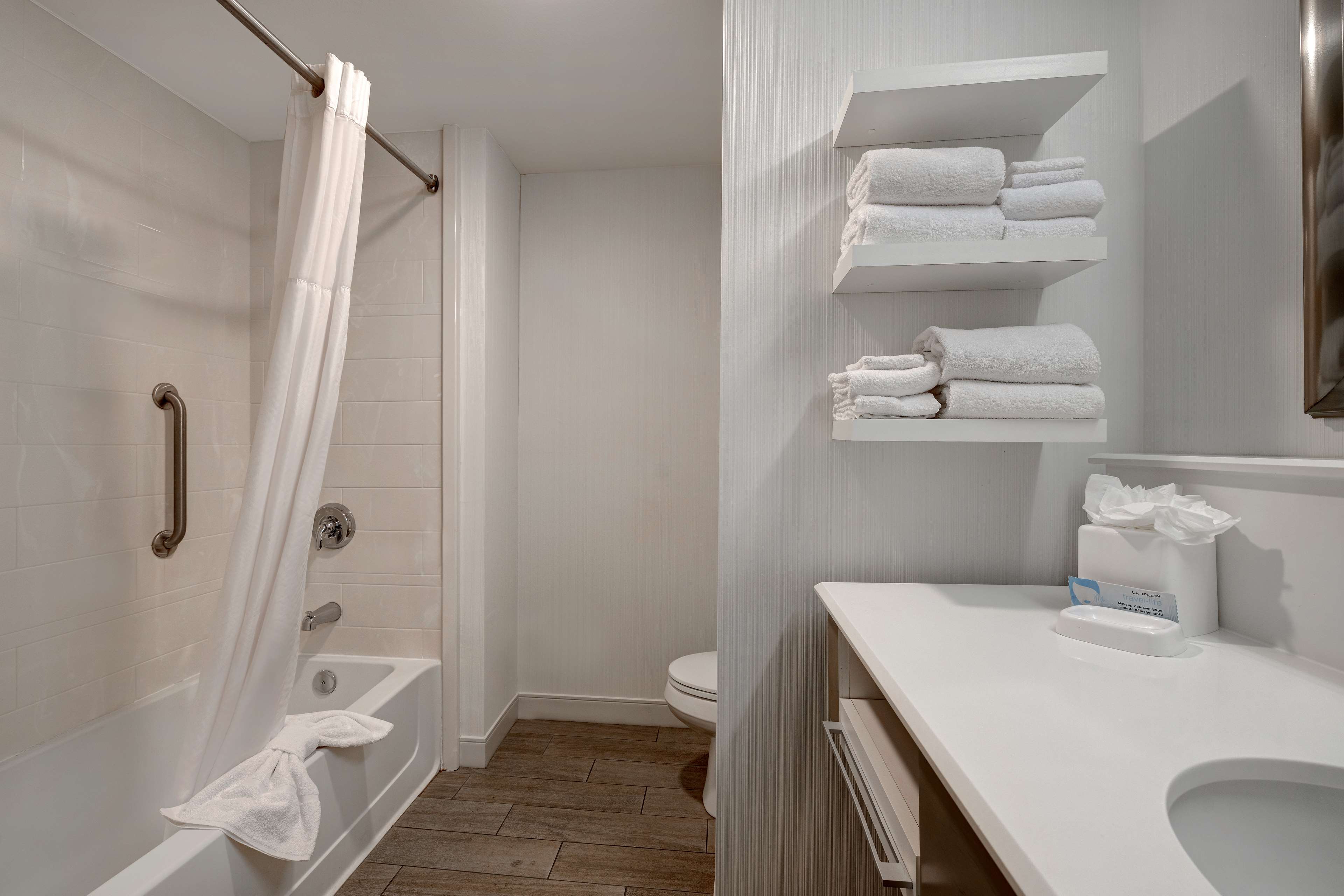 Hampton Inn & Suites by Hilton Milwaukee West - Tap to explore photos
