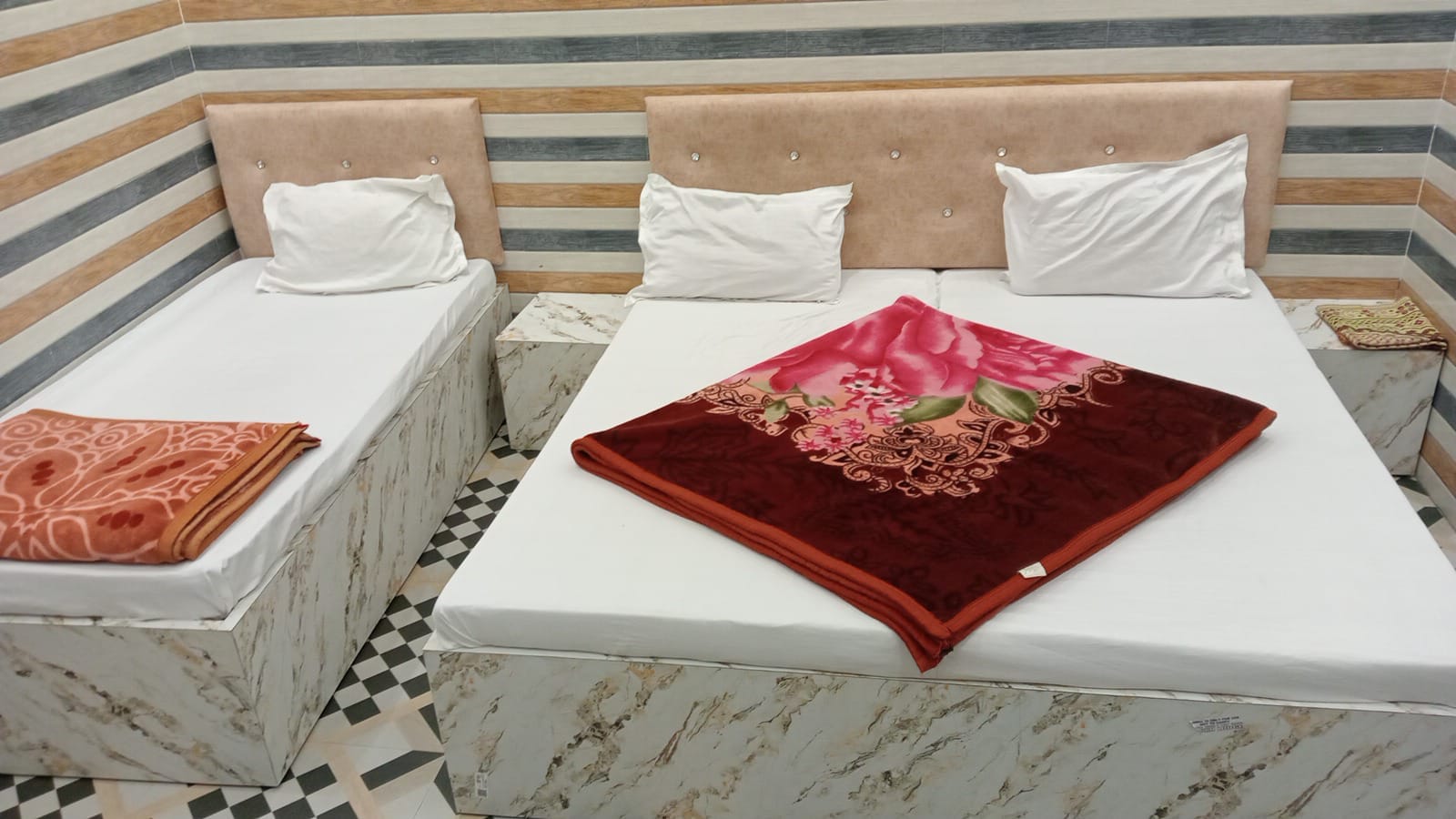 Hotel Qasmi Lodge - Tap to explore photos