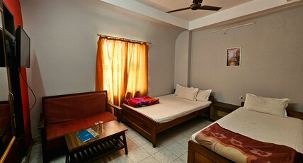 Hotel Vishal Room Type - BUDGET TRIPLE NON AC