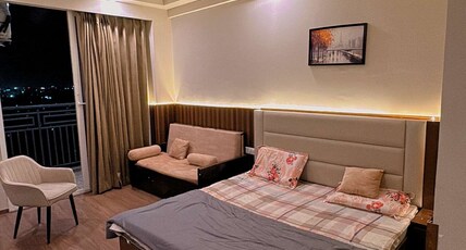 The Sterling Omaxe   Near expo mart Room Type - Bedroom