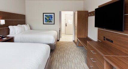 Holiday Inn Express & Suites - Cartersville Room Type - 2 Queen Suite Communications Mobility Accessible Tub