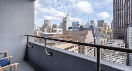 Hilton San Francisco Financial District Room Type - 1 KING BED EXEC FL BALCONY