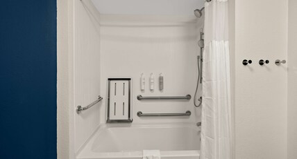 Spark by Hilton Tifton Room Type - 2QN MOB HEAR ACC W TUB