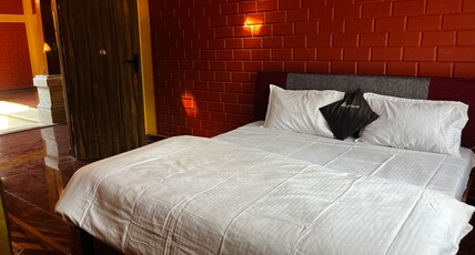 Mountain Mist by Tripture - Room in a Lakefront Villa Room Type - Bedroom 3