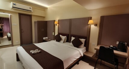 HOTEL YASH GRAND Room Type - Suite Room with Bathtub