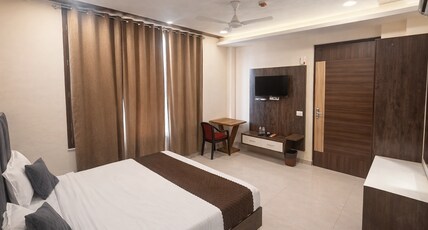 HOTEL GOLDEN LEAF Room Type - DELUXE ROOM