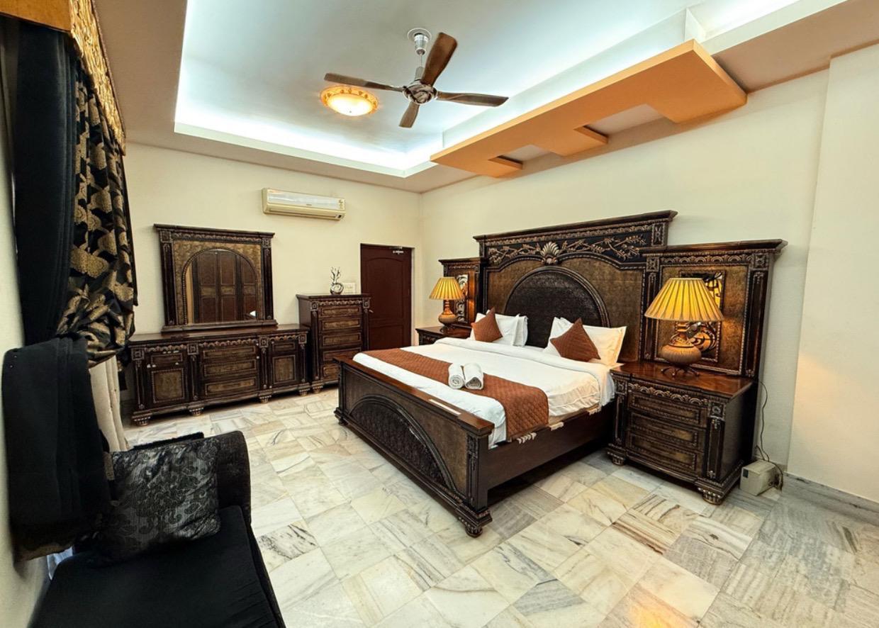Rosewood 3BR FF in Jaipur by Homeyhuts - Tap to explore photos