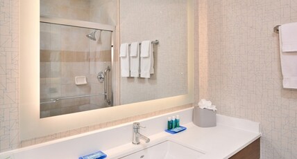 Holiday Inn Express Walnut Creek, an IHG Hotel Room Type - 1 King Bed Standard Courtyard View