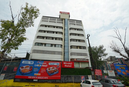 Nirulas Hotel (3 Min Walking Distance From metro Station)