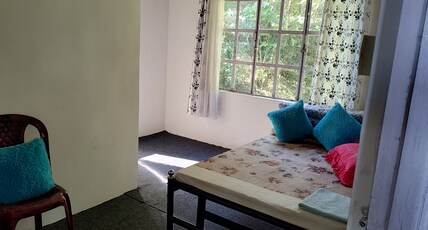 Queen's Homestay Room Type - Garden View Room