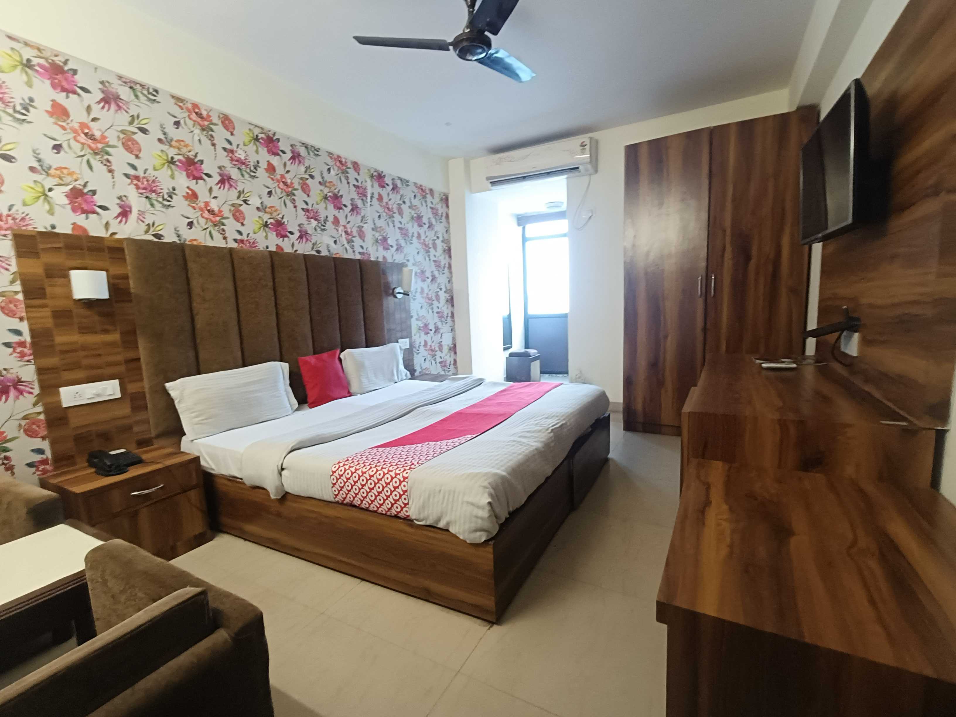 Collection O Lansdowne Viewpoint - Tap to explore photos