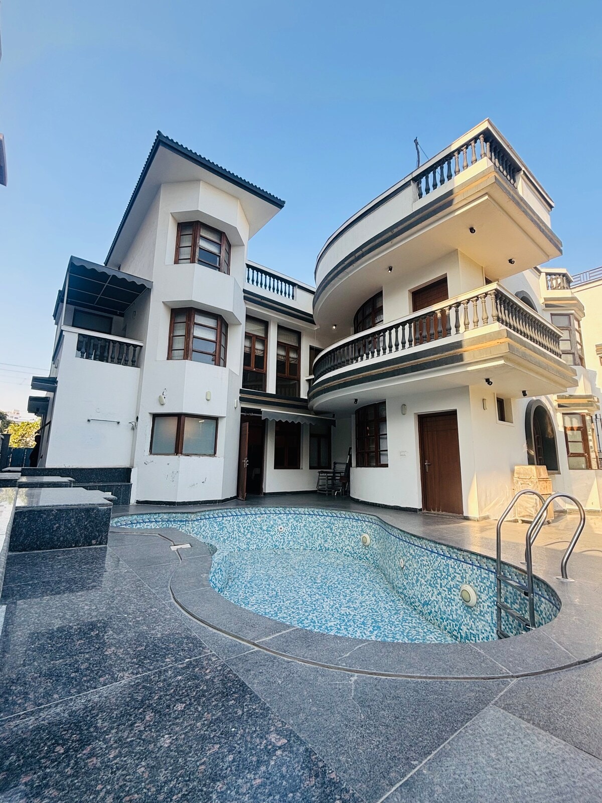 Grand Luxe 4BHK with Pool Jacuzzi - Tap to explore photos