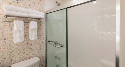 Holiday Inn Marquette, an IHG Hotel Room Type - 2 Queen Beds Standard