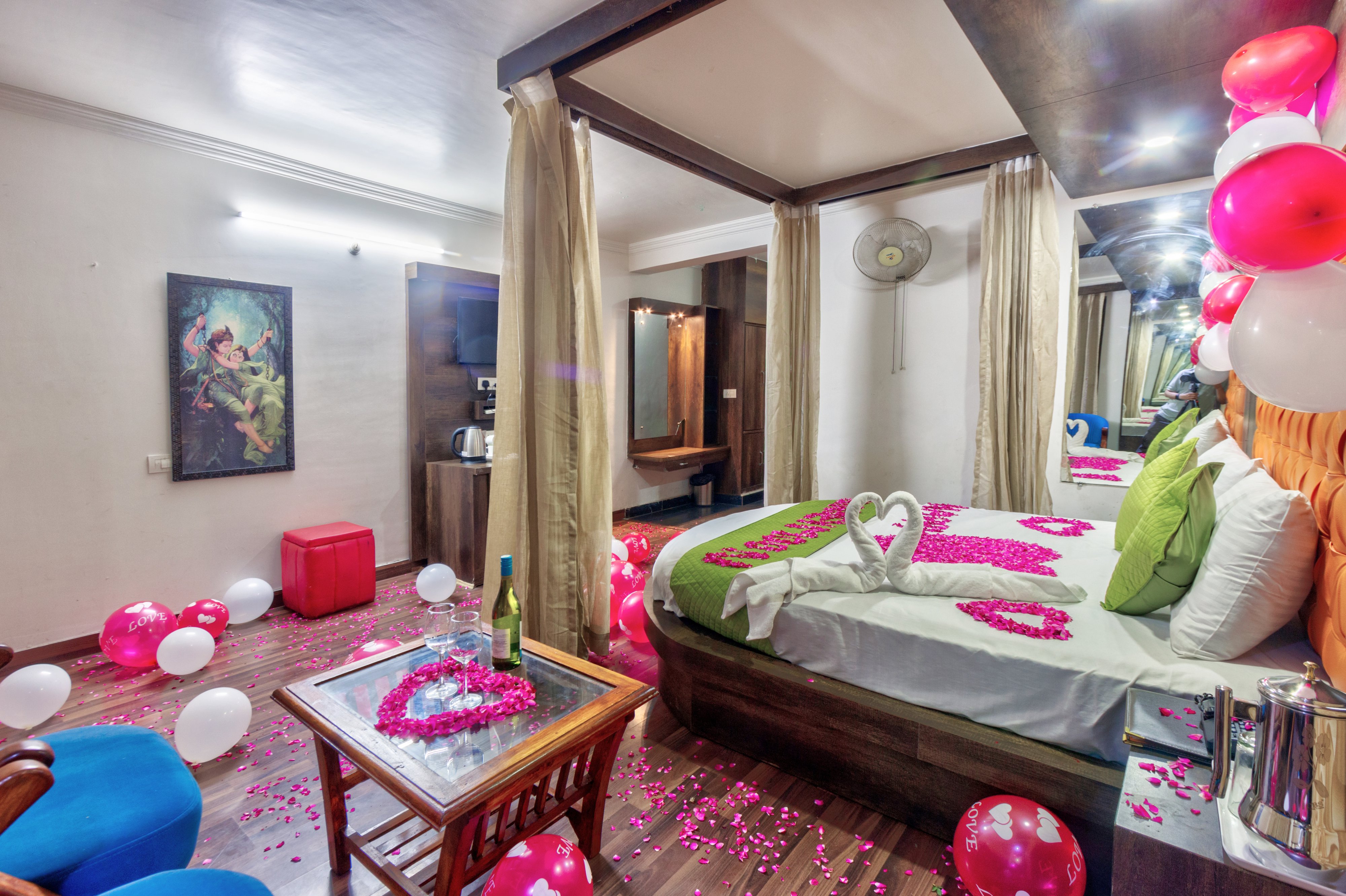 Hotel Naveen - The Mall Road - Tap to explore photos