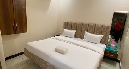 SHREE VRINDAVAN HOTEL Room Type - Deluxe room