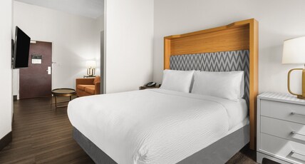 Holiday Inn & Suites Bothell Room Type - 1 Queen Bed Standard
