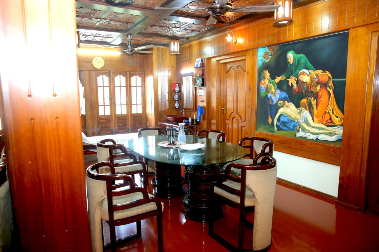 Court View Homestay - Tap to explore photos
