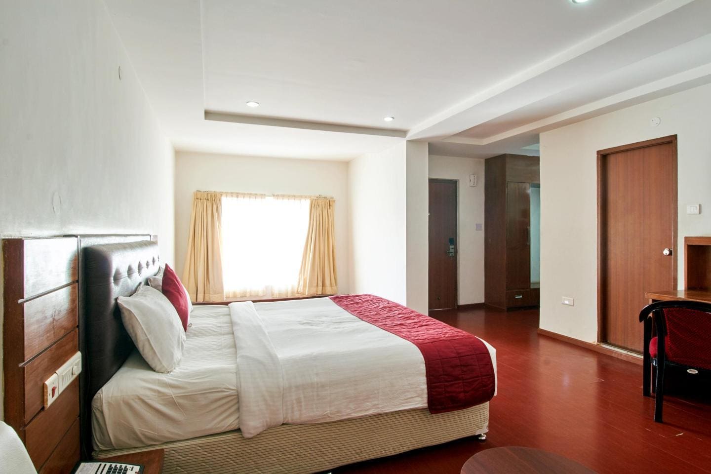 Hotel Vandayar - Tap to explore photos