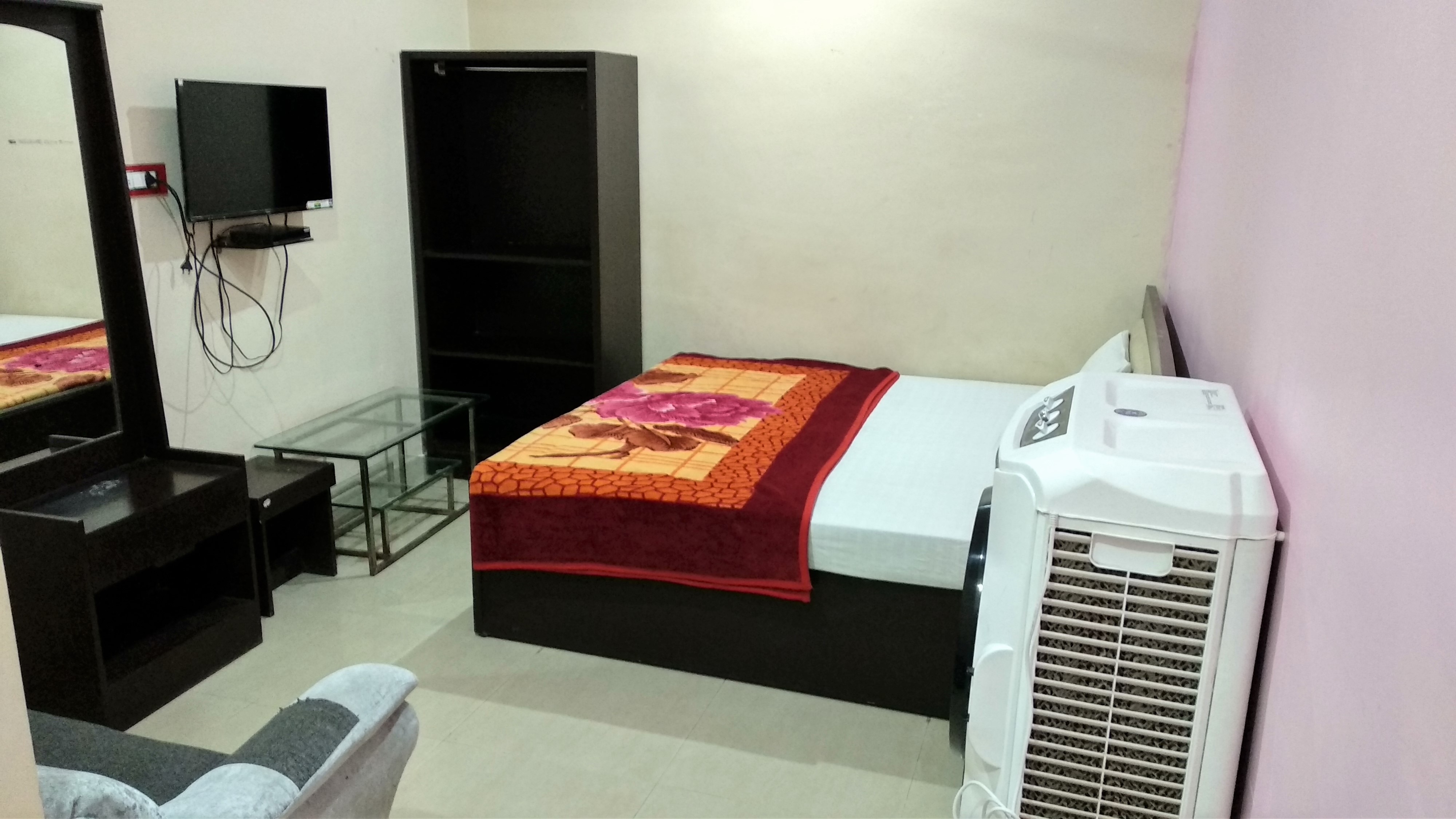 The Royal Hotel - Tap to explore photos