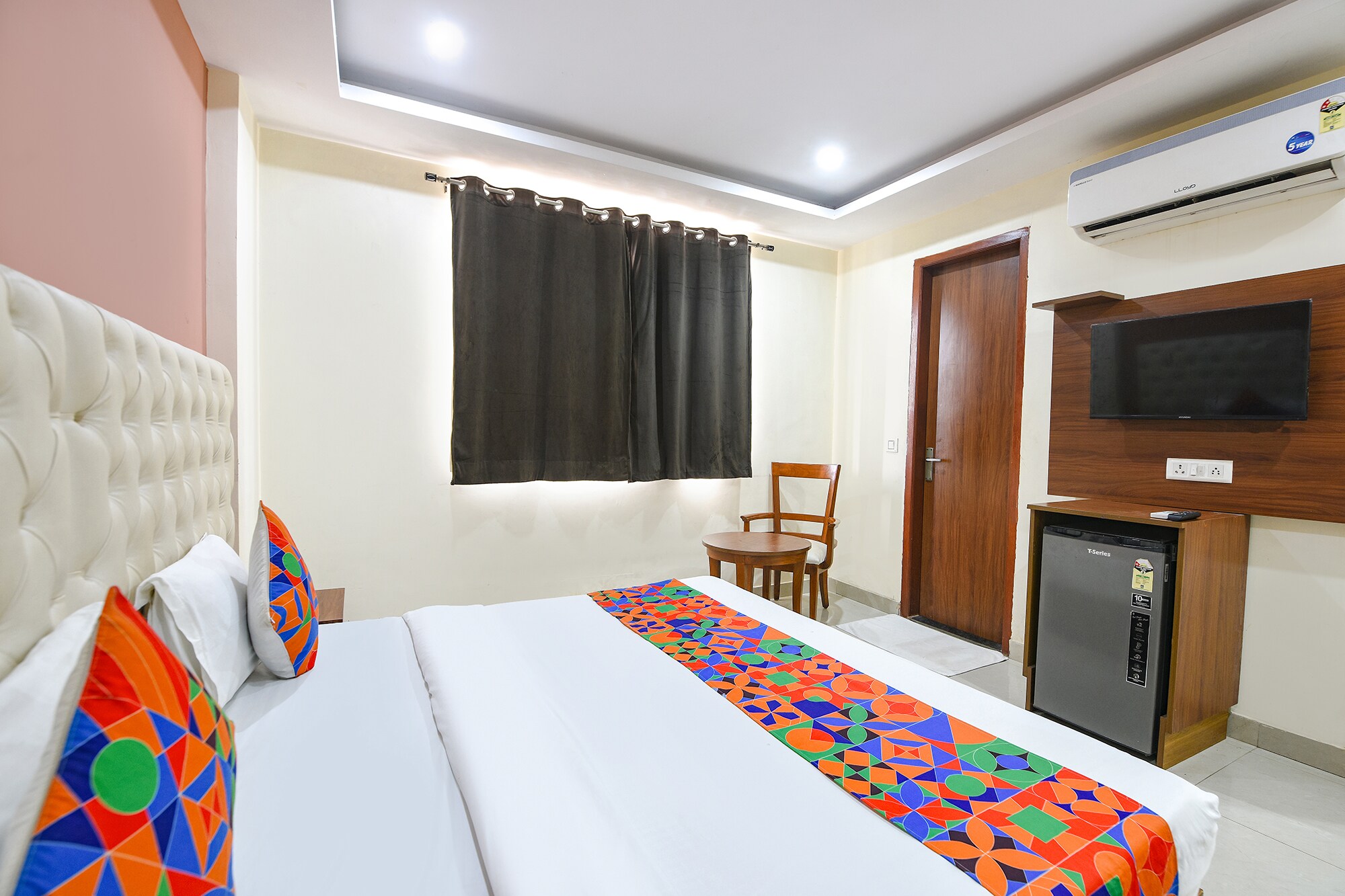 FabHotel Laxmi Mahal - Tap to explore photos