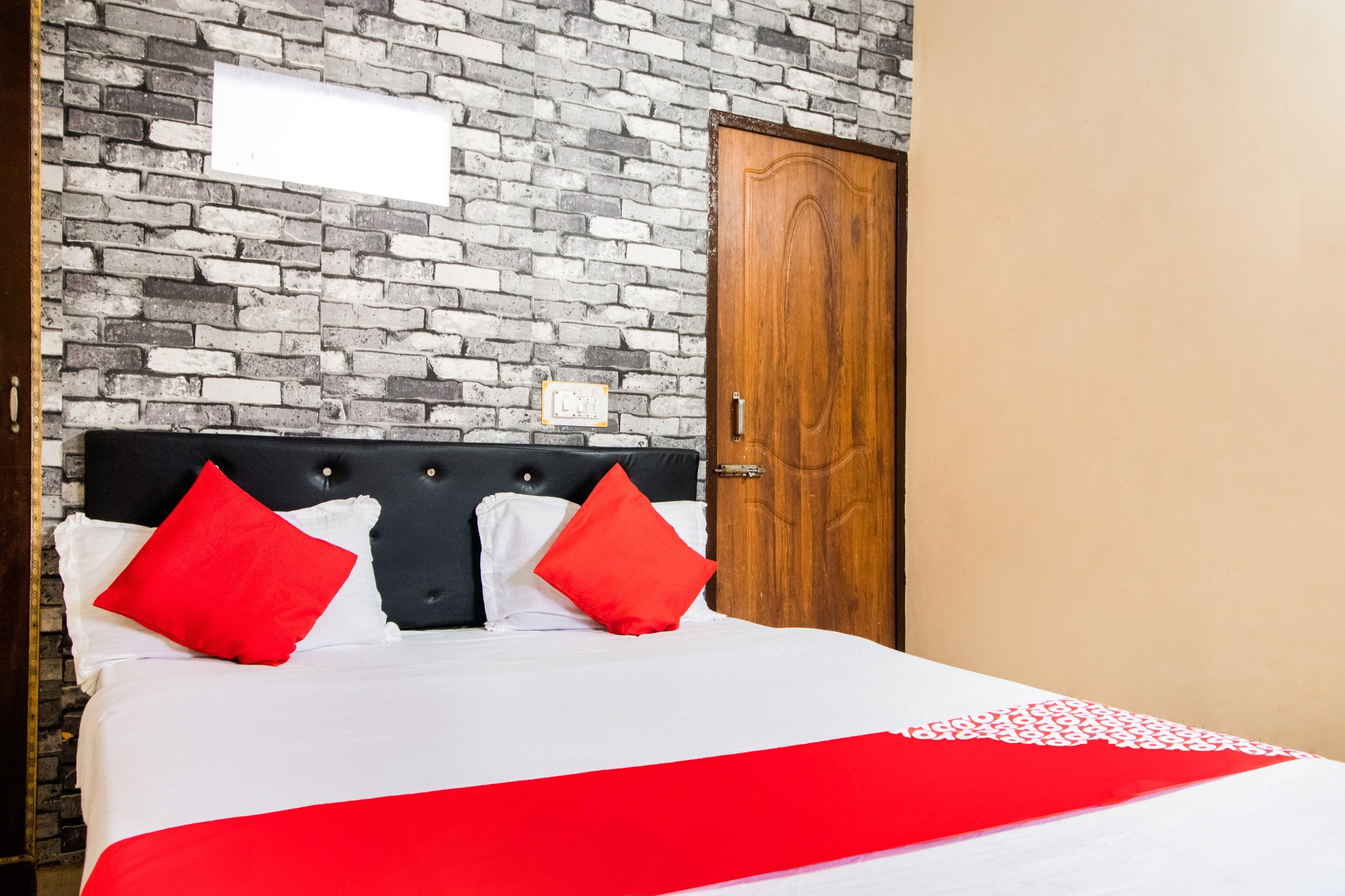 OYO 48695 Hotel Mayura Inn - Tap to explore photos