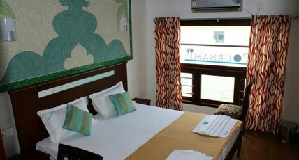 Double Decker Houseboat Room Type - Deluxe Room in Houseboat- Ac time 9 pm to 6am