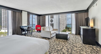 Hilton Miami Downtown Room Type - 1 KING JR SUITE BAYVIEW