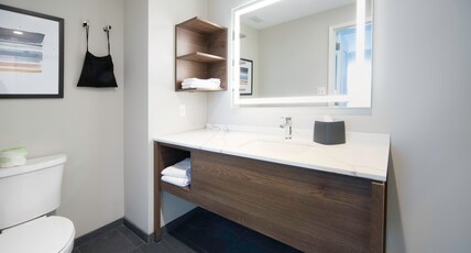 Staybridge Suites CINCINNATI EAST - MILFORD Room Type - 1 King Bed Studio Suite Mobil Acces Tub