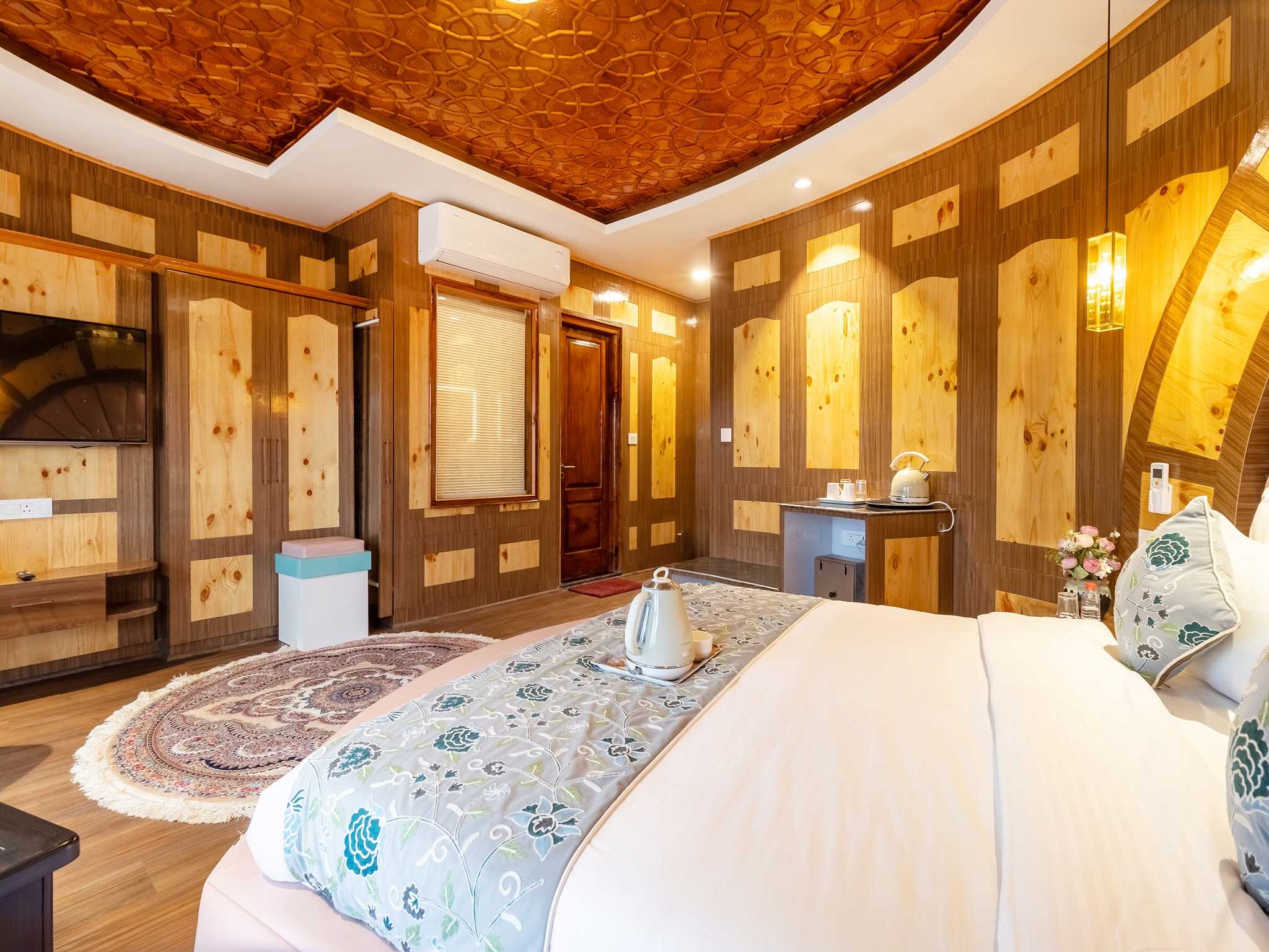Palette Hotel Cecil by CheckIn, Srinagar - Tap to explore photos