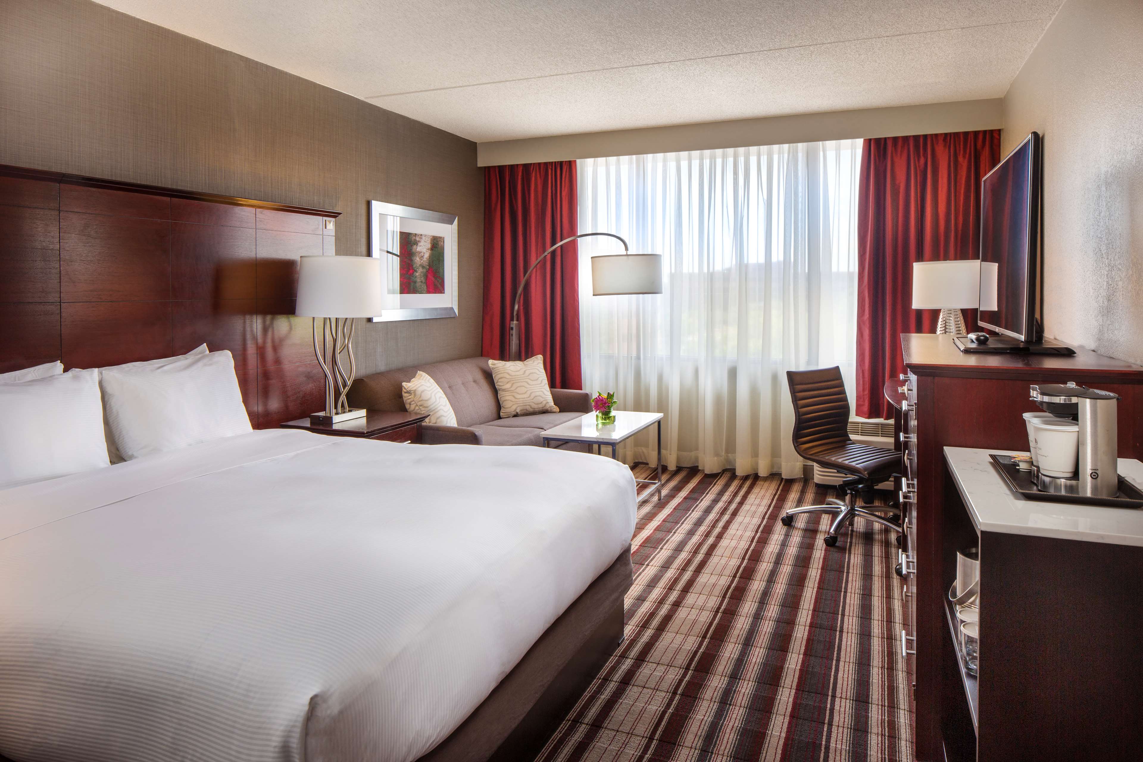 DoubleTree by Hilton Largo-Washington DC - Tap to explore photos