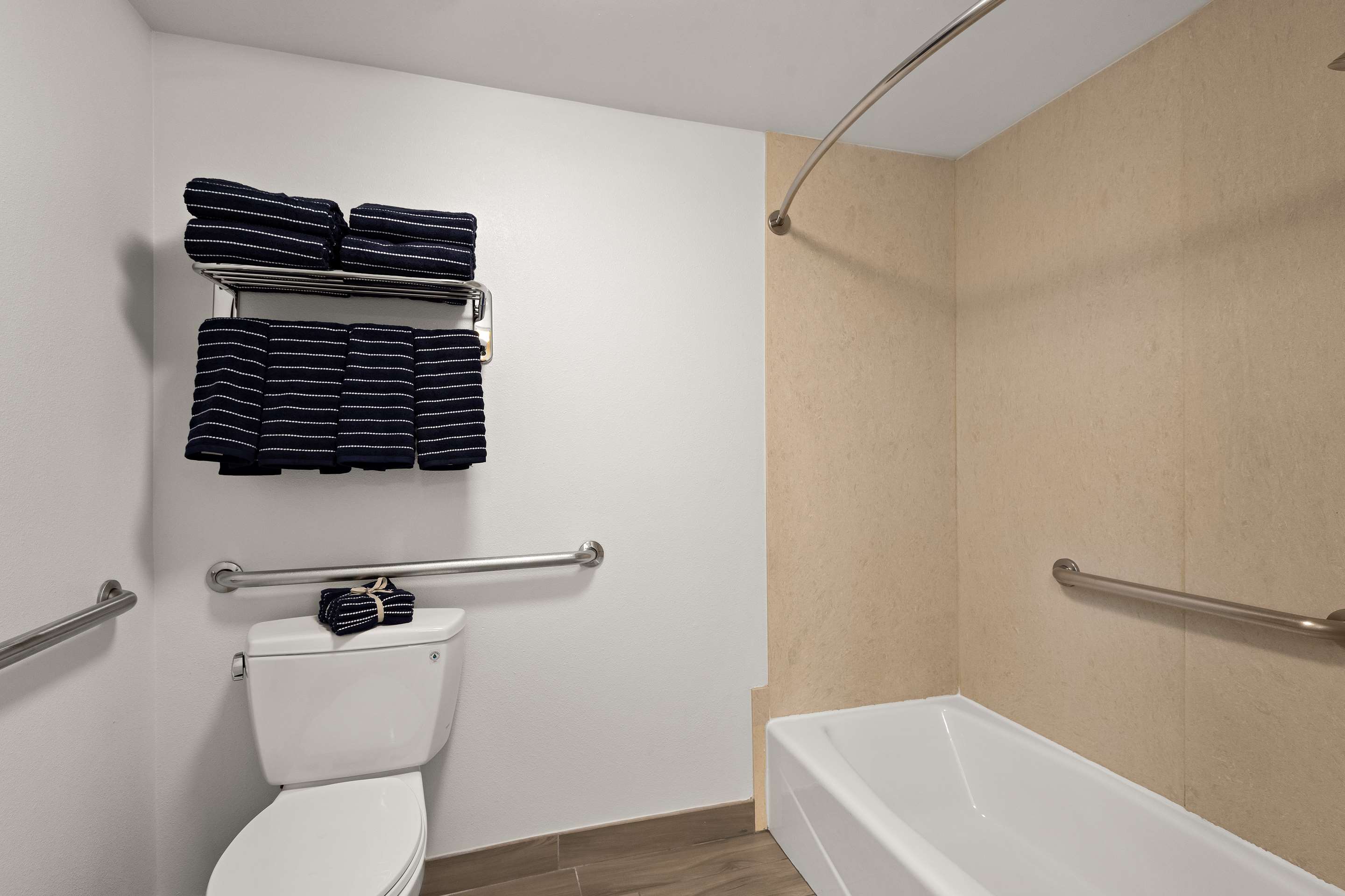 Best Western Plus Manhattan Beach Hotel - Tap to explore photos
