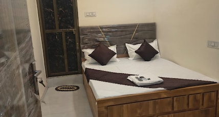 Maa Annapurna grand guests house. Room Type - Super Deluxe Room= 103( Available in second Branch at Godowalia chowk) Maa Annapurna grand guests house. Room Type - Super Deluxe Room= 103( Available in second Branch at Godowalia chowk)