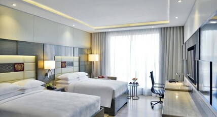 JW Marriott Mumbai Sahar Room Type - Guest Room, 2 Double, Pool View with Bathtub