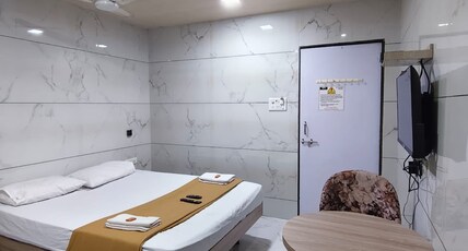 Sai Lodging And Boarding Room Type - Deluxe Room