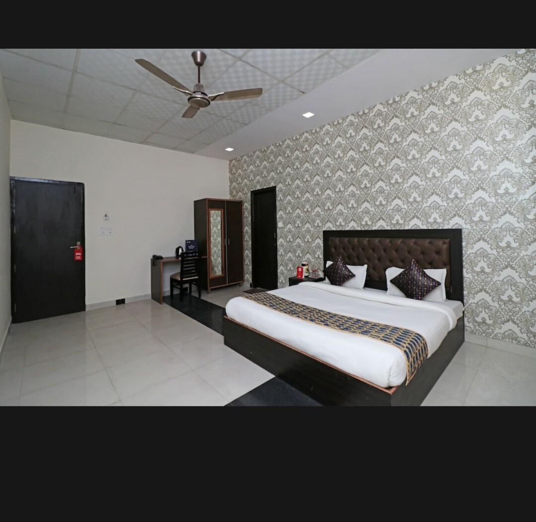 Hotel Gold Star Suits - Tap to explore photos