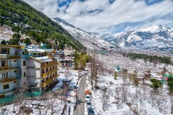 Vyas Vatika - Wooden exotic Resort (Jogni Waterfall & Rohtang pass Views)