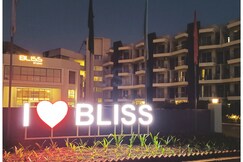 Karjat Poolside Studio | Pvt Balcony | Couples, Friends & Family | Near Mumbai