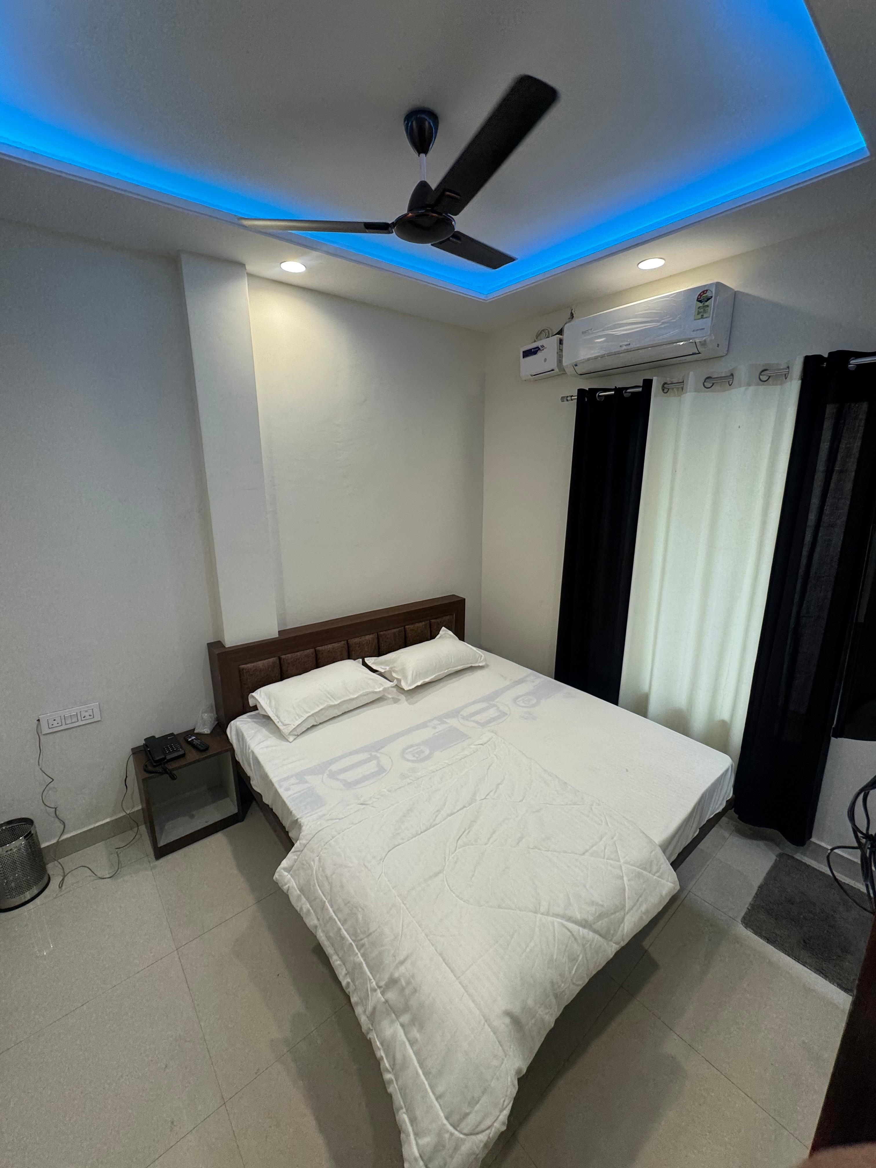 Hotel Four Ninety Nine - Tap to explore photos