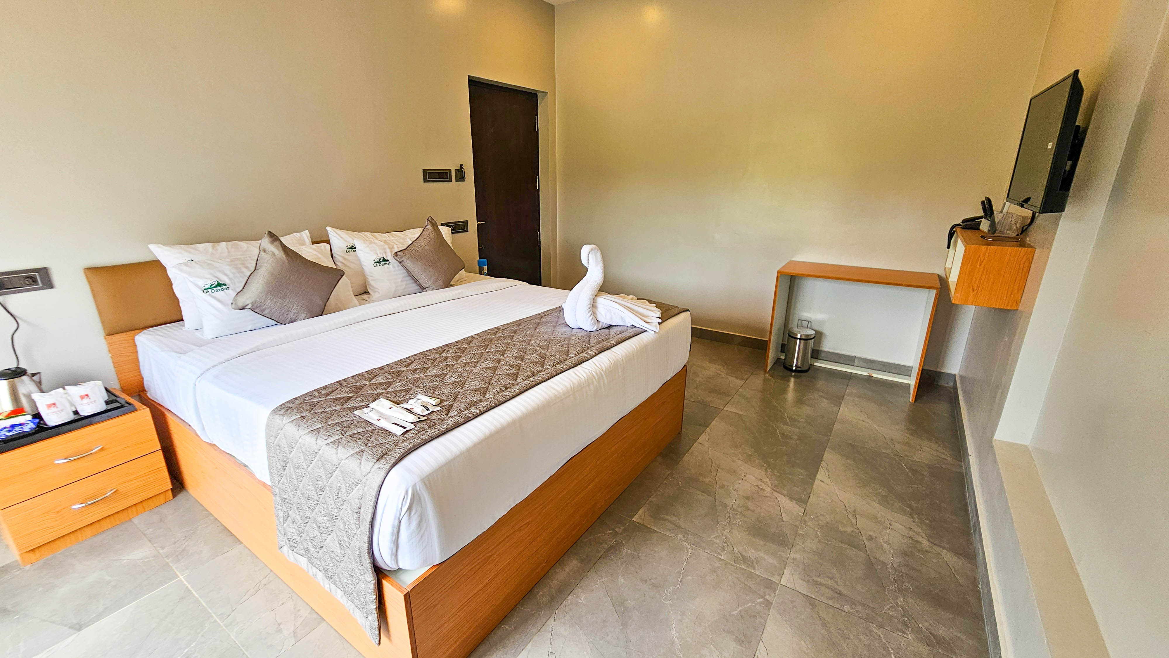 LE DARBAR - Tap to explore photos