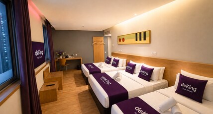 DeKing Hotel - Twin Towers Room Type - Super Family - Window