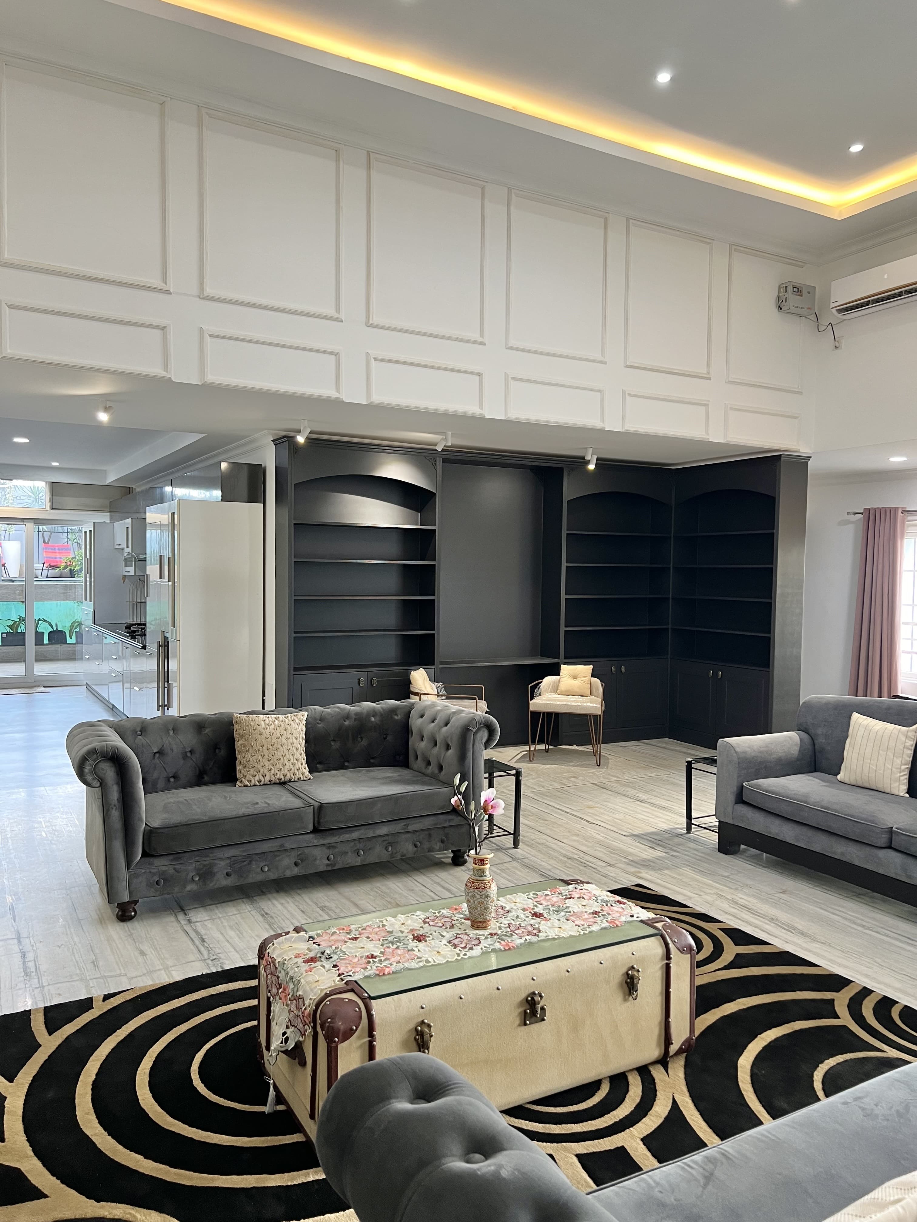 H-Penthouse - Tap to explore photos