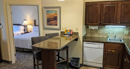 Staybridge Suites INDIANAPOLIS-CARMEL, an IHG hotel Room Type - 1 Queen Bed Studio Suite Comm Access